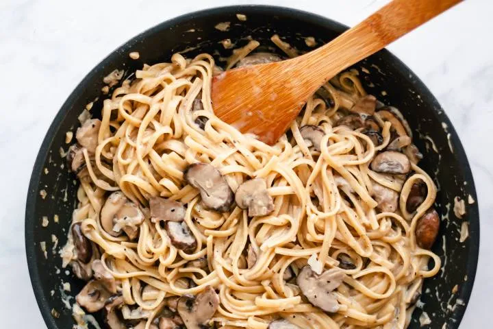 VEGETARIAN CREAMY MUSHROOM PASTA